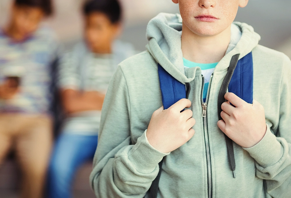 Photo d'un jeune garçon avec un sac à dos