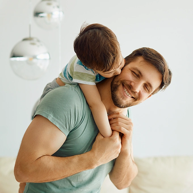 Un papa et son enfant sur ses épaules